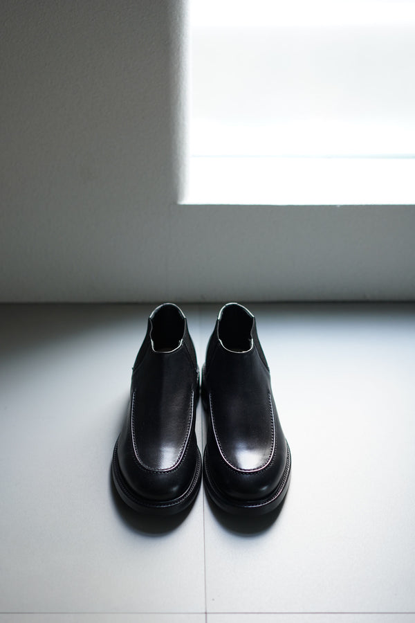 still by hand foot the coacher / THE MOCCASINS SIDEGORE