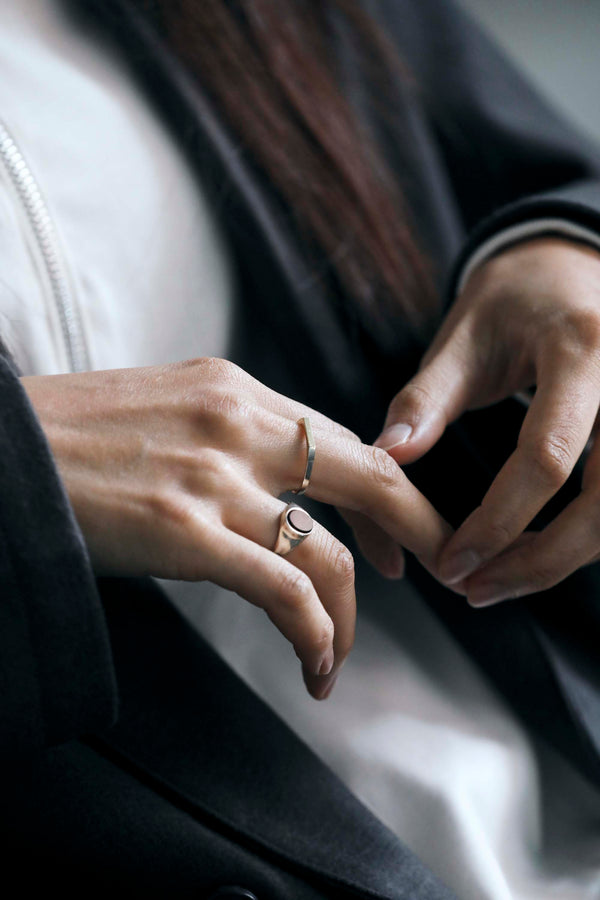 still by hand Garden of eden / SIGNET OVAL RING(ONYX)M 24AW035