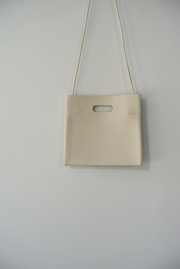 still by hand Aeta / PG09　FLAT SHOULDER