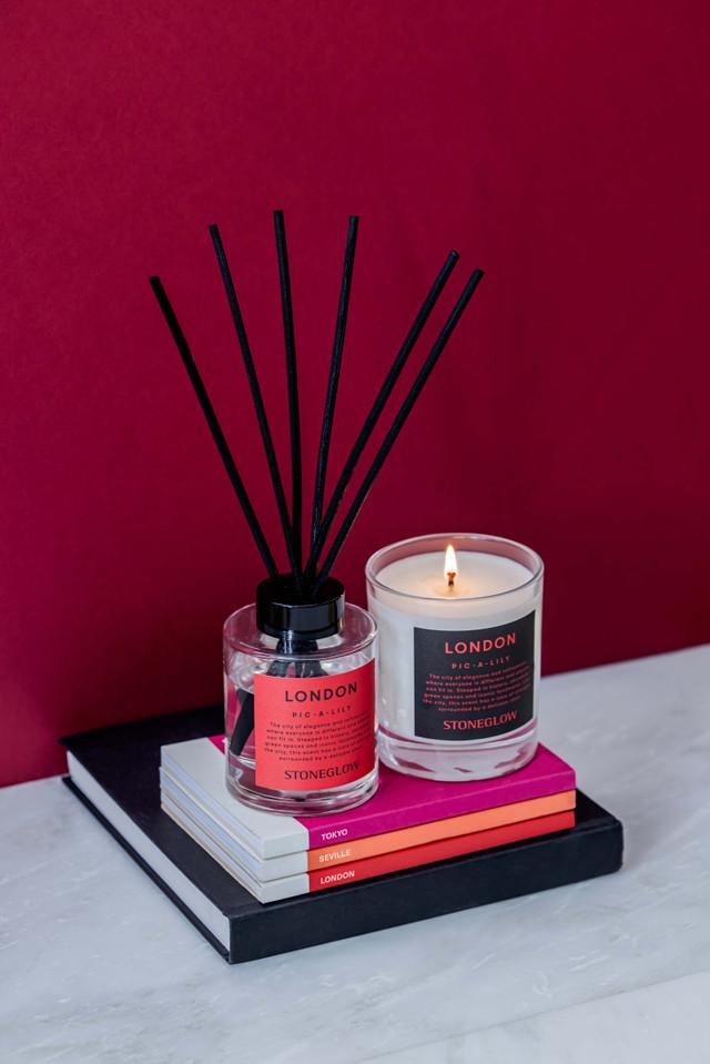 Stoneglow Explorer - London - Pic-a-Lily - 220gm Soy Wax Scented Candle (90 X 80mm)