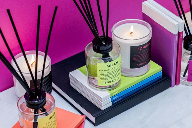 Stoneglow Explorer - London - Pic-a-Lily - 220gm Soy Wax Scented Candle (90 X 80mm)