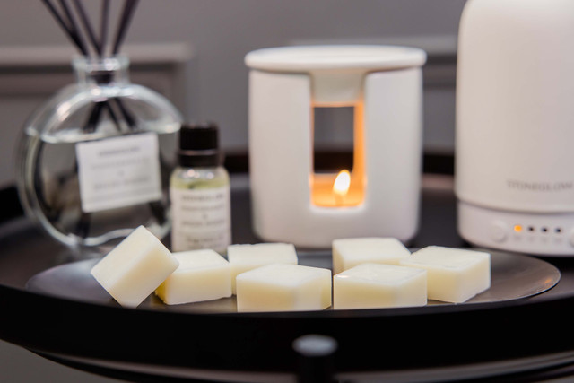 Stoneglow Modern Classics - Pomegranate & Spiced Woods - Scented Soy Wax Melts 192g