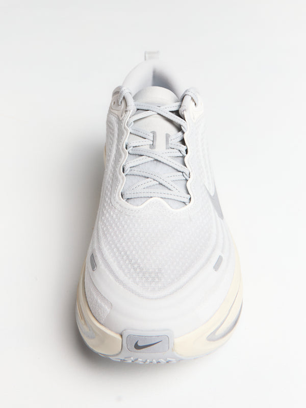 Stoy Nike Vomero Plus In Platinum Tint Refleect Silver Grey Fog Iron Grey And Metallic Silver
