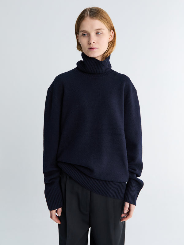 stoy Cashmere Turtleneck in Navy