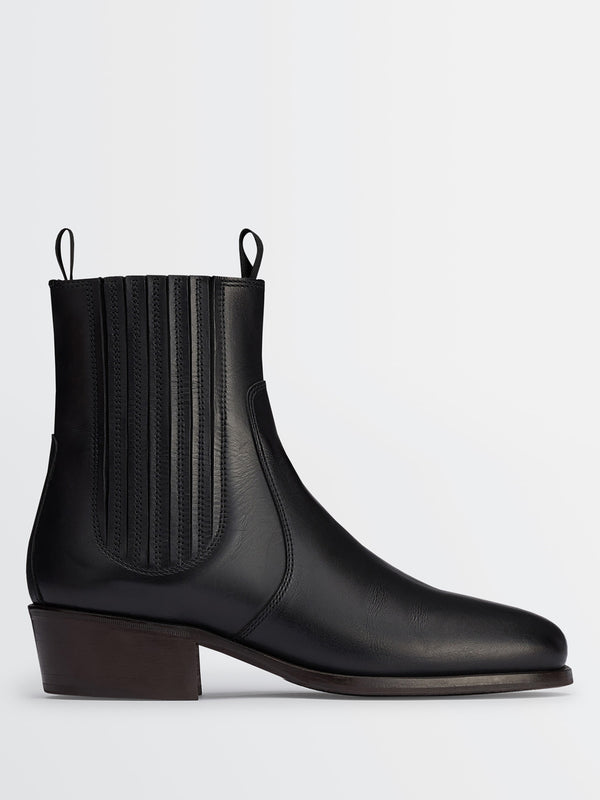 stoy Chelsea Boots in Black