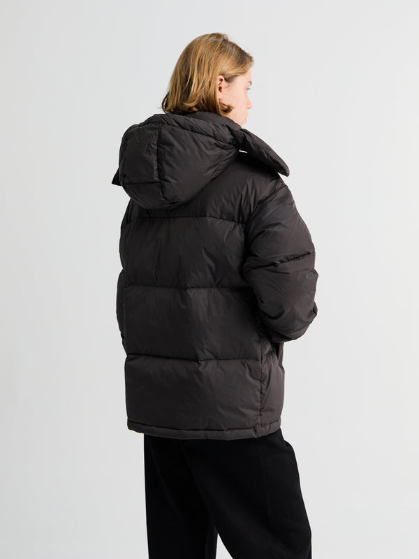 Stoy Dyngja Down Jacket In Licorice
