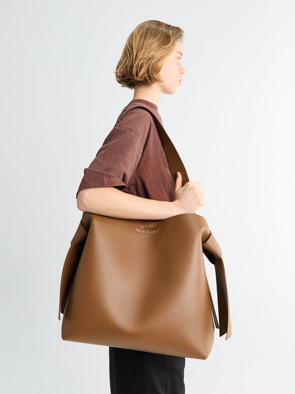 stoy Musubi Midi Shoulder Bag in Camel Brown