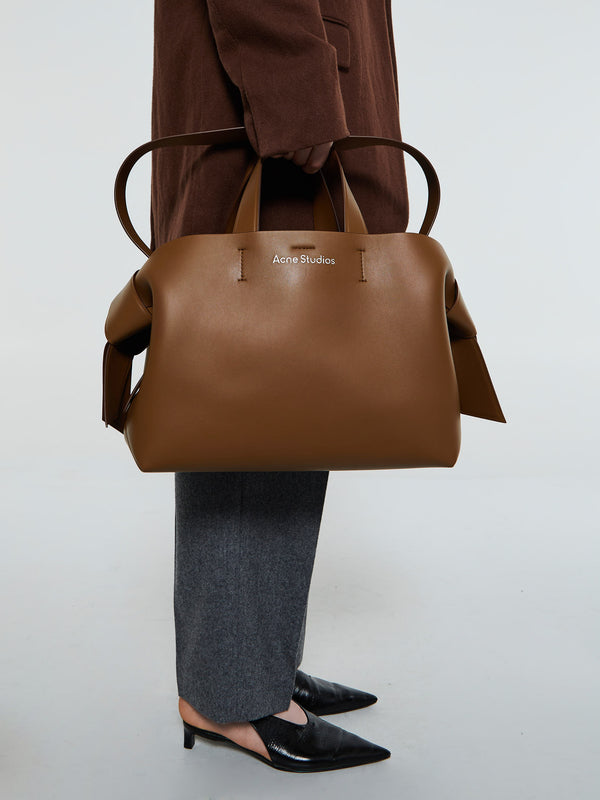 Stoy Musubi Midi Tote Bag In Camel Brown