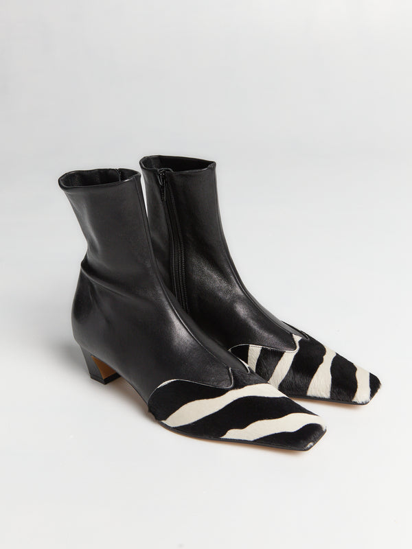 Stoy Nevada Ankle Stretch Boot In Black And White