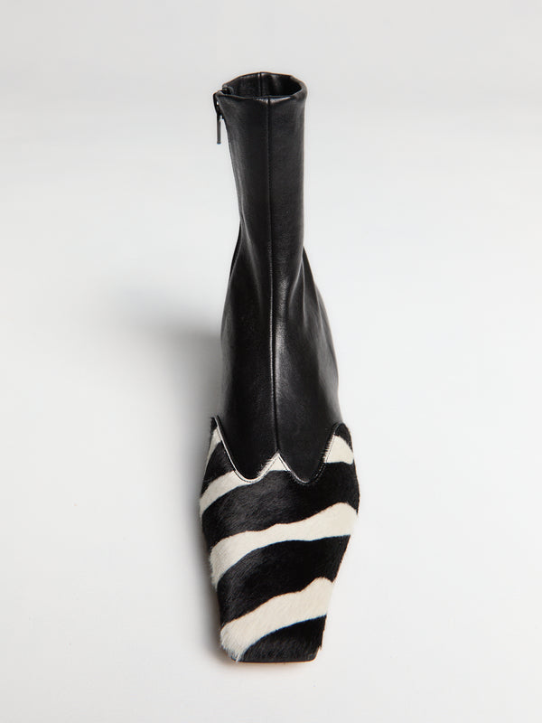 Stoy Nevada Ankle Stretch Boot In Black And White