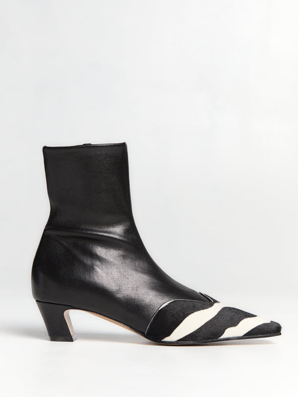 stoy Nevada Ankle Stretch Boot in Black and White