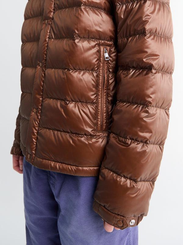 Stoy Selves Short Down Jacket In Brown
