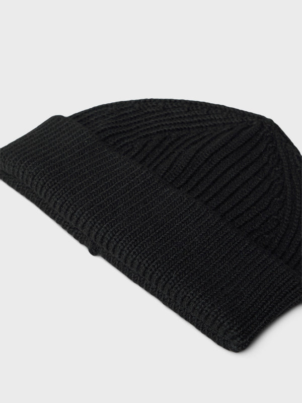 Stoy Short Beanie In Black