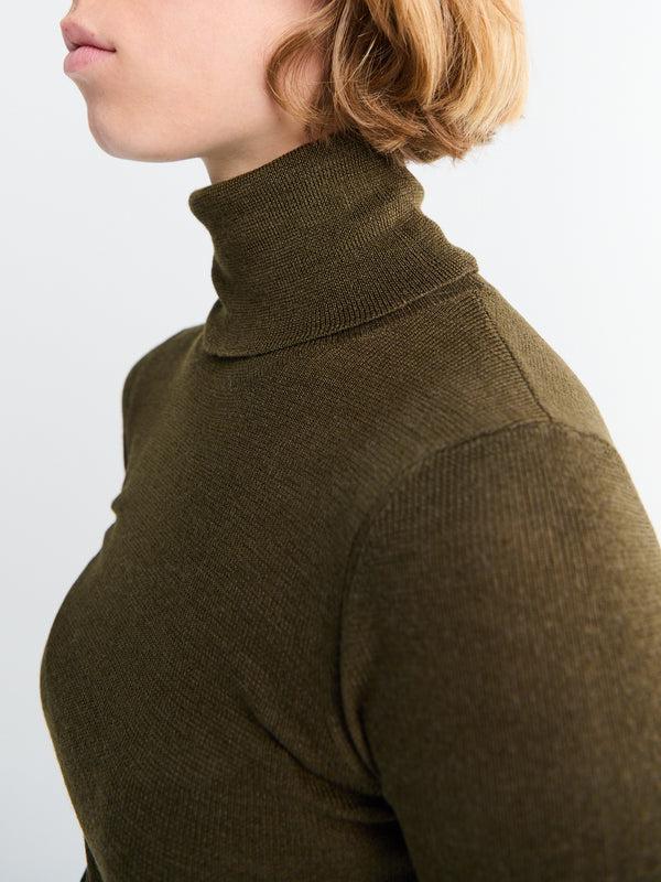 Stoy Utica Thin Turtleneck Sweater In Olive
