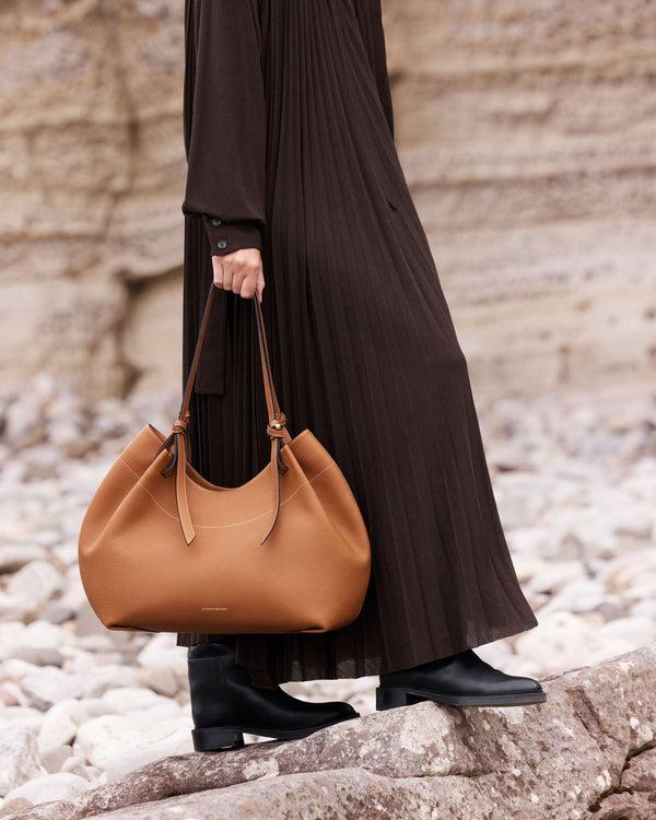 strawberry Barra Tote - Tan