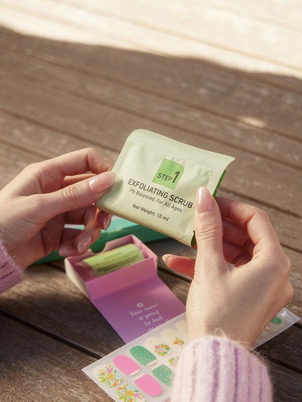 Studio Oh Checkerboard Blooms Hand & Nail Spa Kit