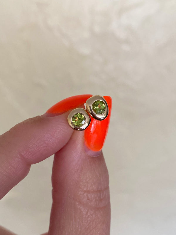 Stvdio PERIDOT PEBBLE STUDS