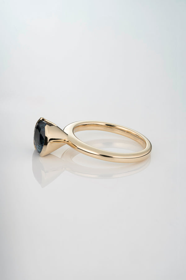 Stvdio SPLIT BEZEL SAPPHIRE SOLITAIRE