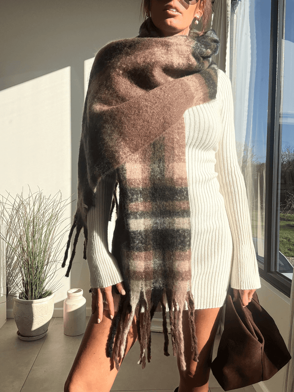 style cheat Jolie Chunky knitted scarf in Brown Check