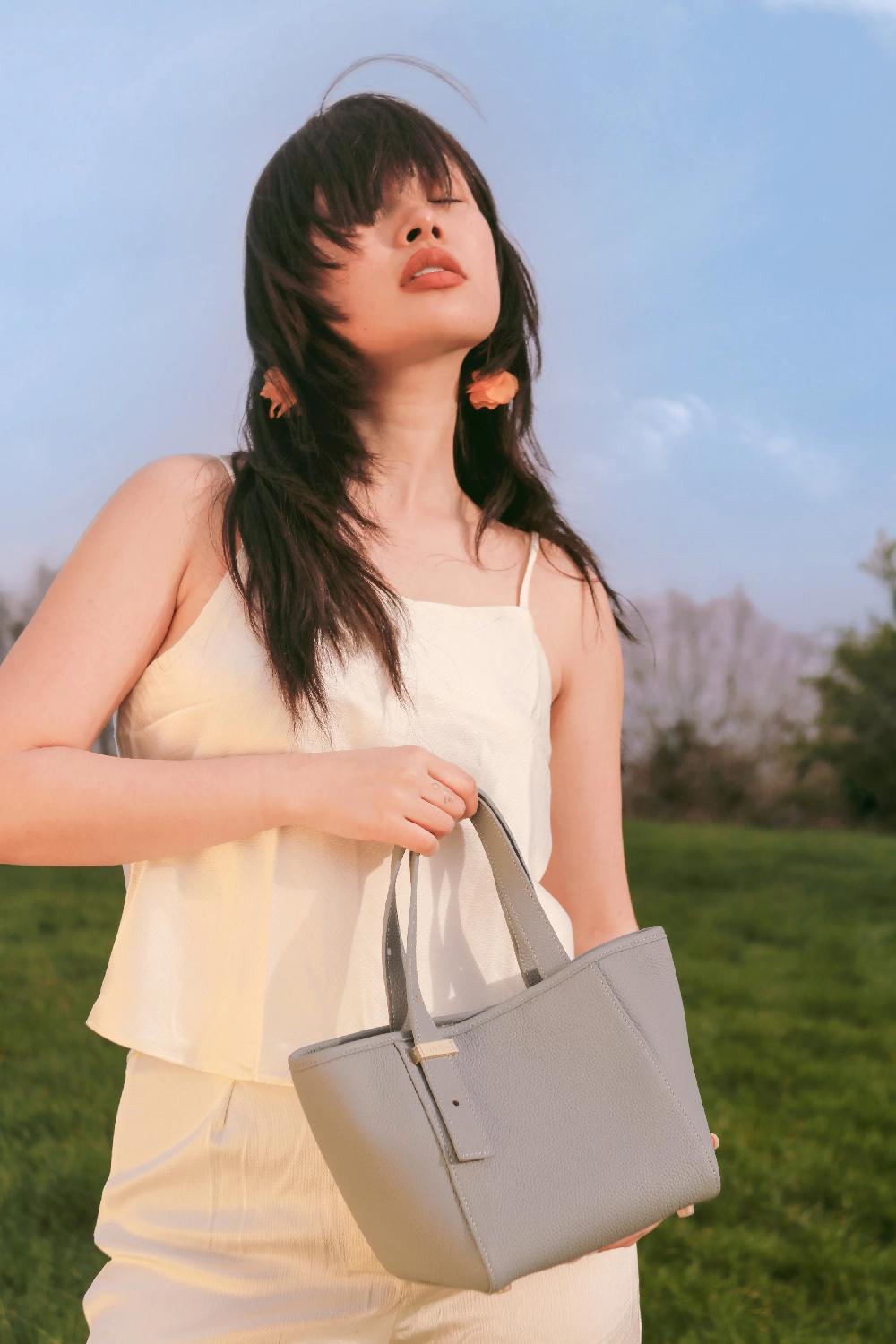 subella london Grace 3 way Bucket in Blue Leather