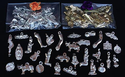 sugar skull Mini Milagros – Gold Tone