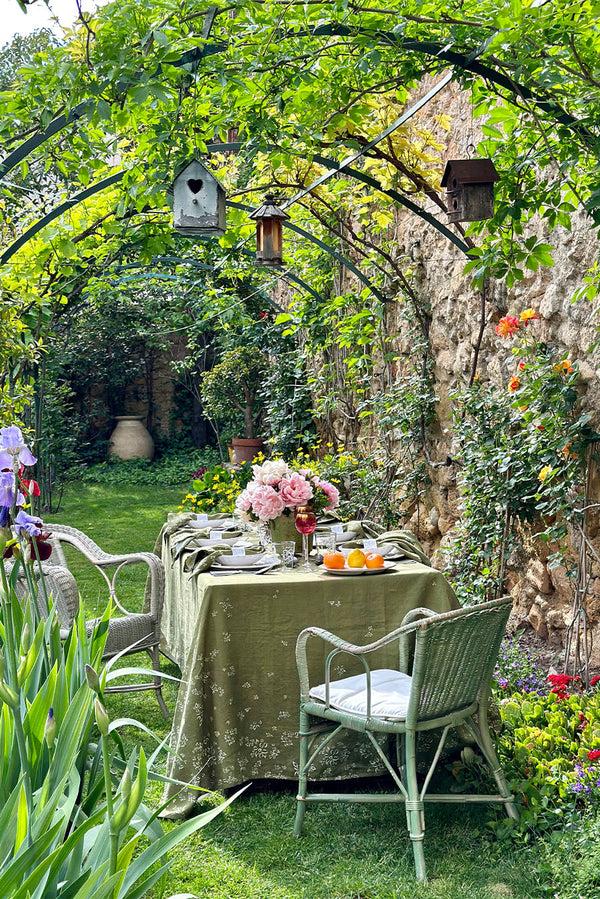 Summerill & Bishop 'S&Bee Falling Flower' Linen Tablecloth In Avocado Green