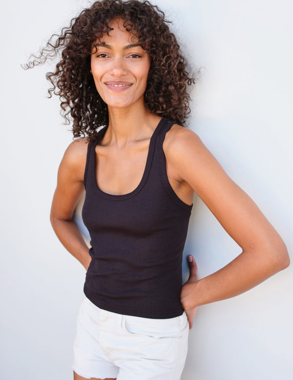 sundry Sundry Scoop Neck Crop Tank in Black