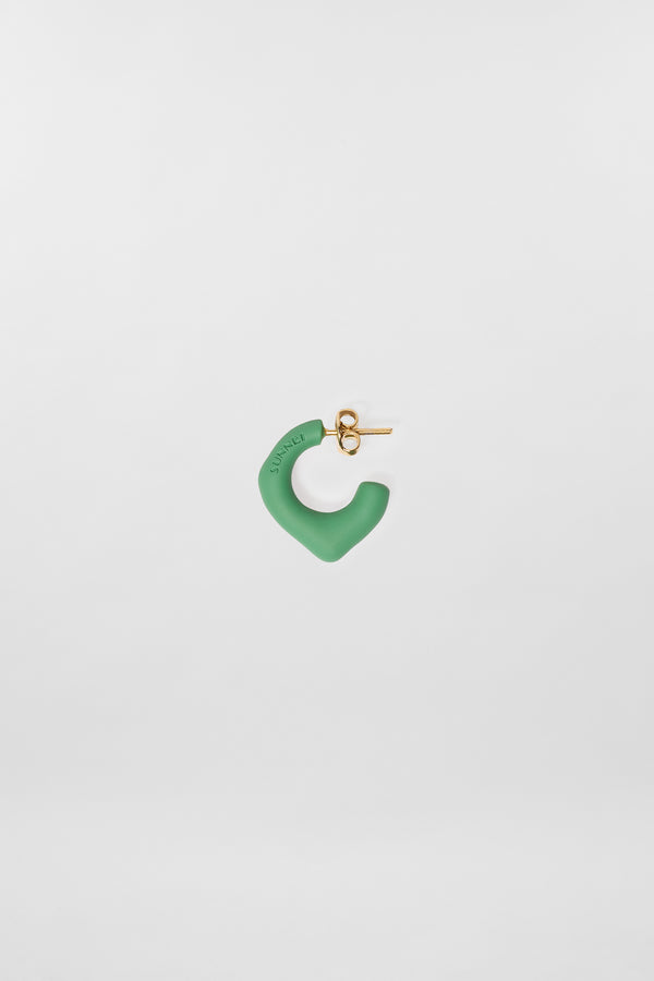 sunnei SINGLE METALLIZED EARRING / green matte