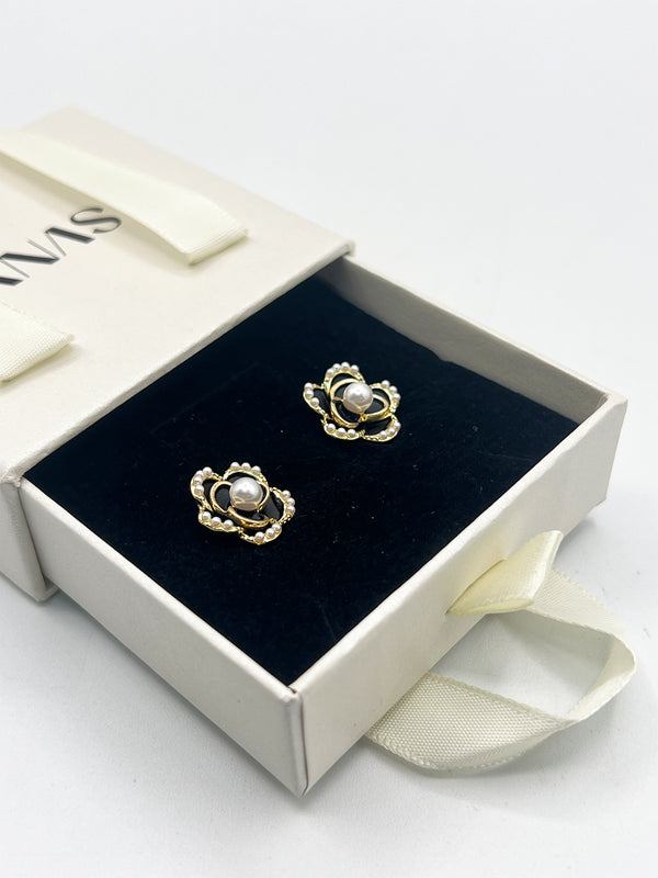 Svnx Black Floral Pearl Stud Earrings In Gold - Gift Boxed