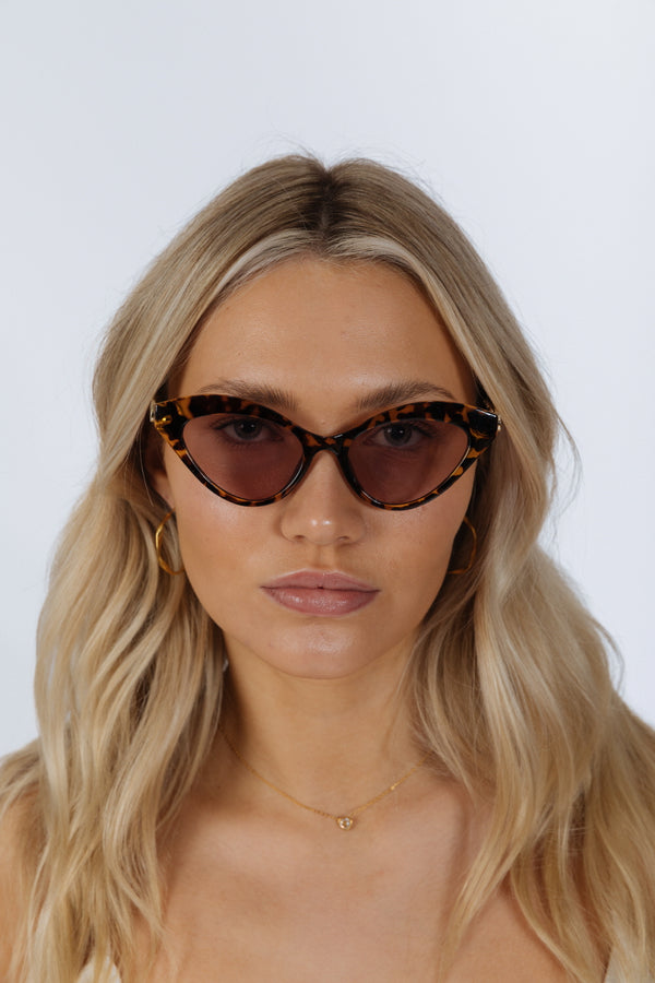 svnx Cat-Eye Sunglasses with Thin Chain Arm Tortoise
