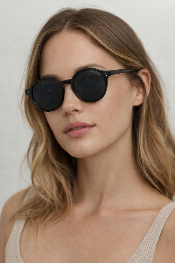 Svnx Classic Preppy Sunglasses With Key Hole Nosebridge