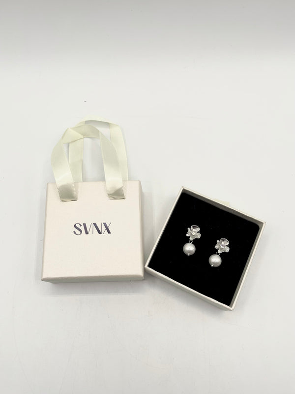 Svnx Flower Drop Pearl Earrings In Silver - Gift Boxed