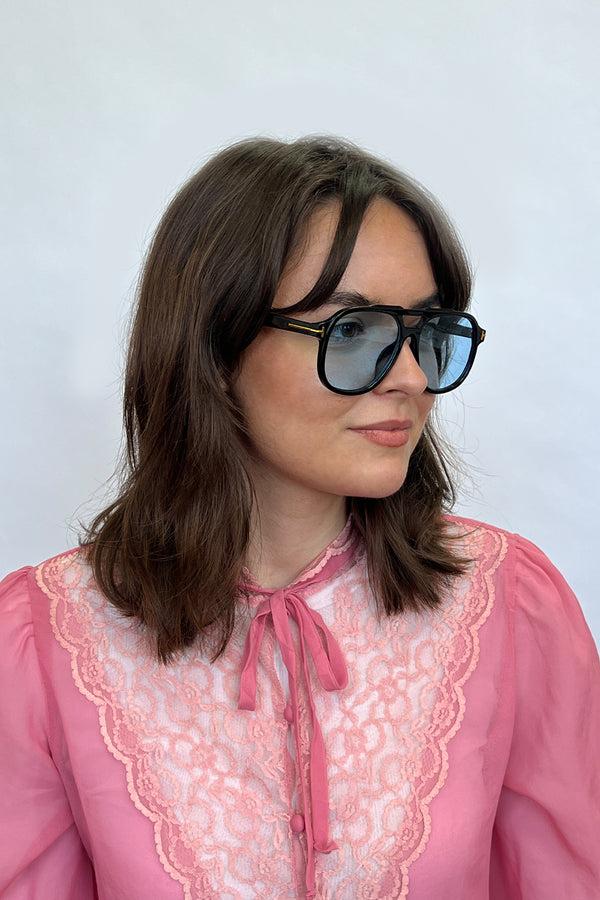 Svnx Oversized Navigator Sunglasses In Black With Blue Lenses