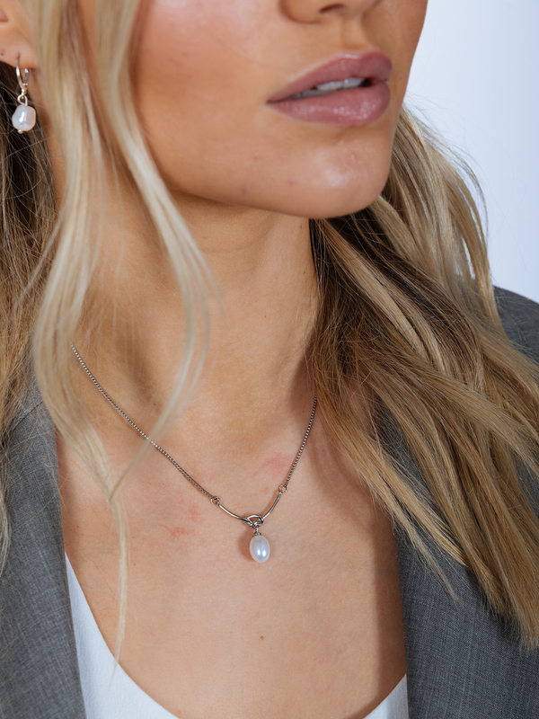 svnx Baroque Oval Pearl Necklace in Silver