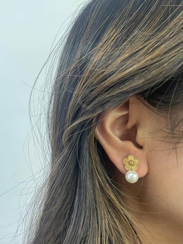 Svnx Floral Pearl Stud Earrings In Gold