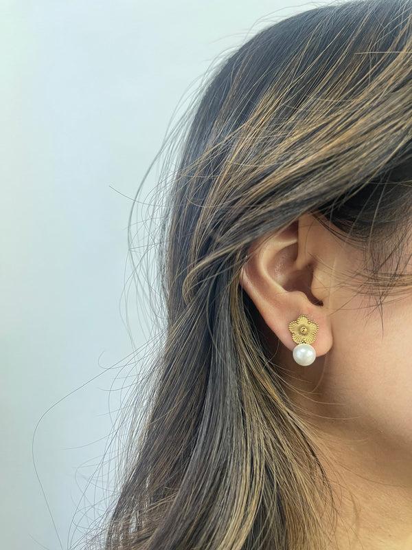 Svnx Floral Pearl Stud Earrings In Gold