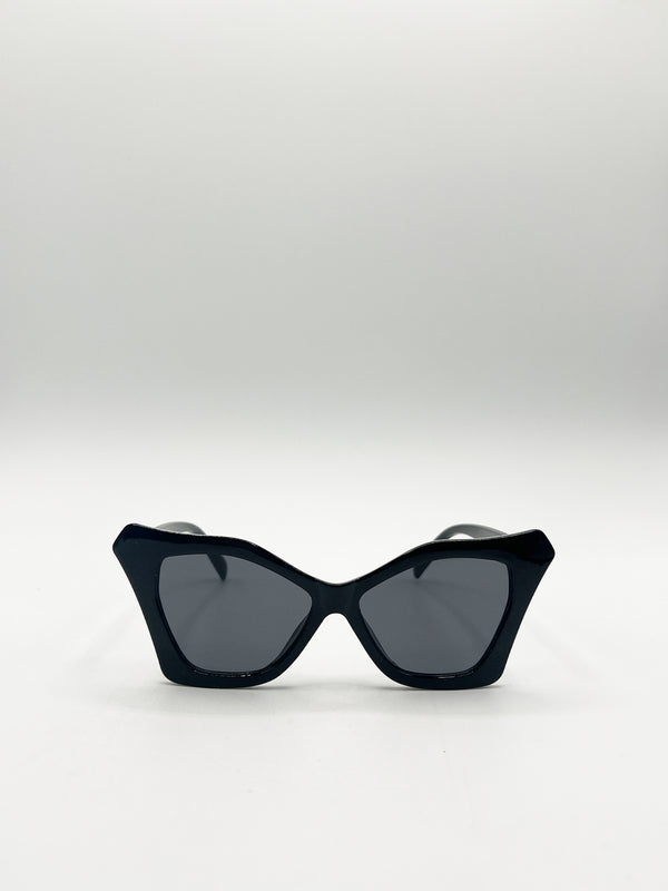 Svnx Oversized Cat-Eye Sunglasses In Black