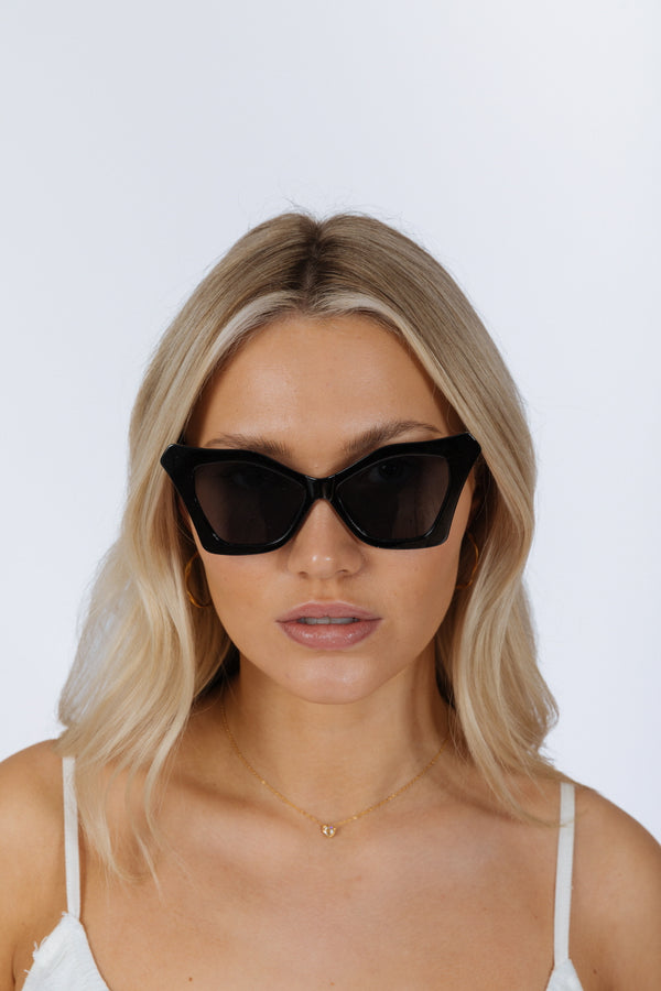 Svnx Oversized Cat-Eye Sunglasses In Black