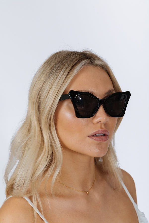 svnx Oversized Cat-Eye Sunglasses in Black