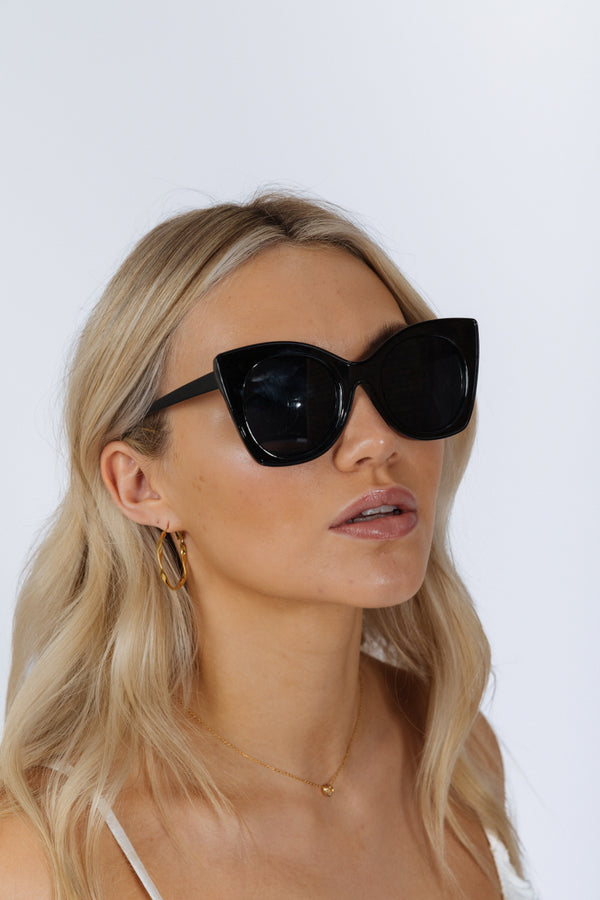 svnx Oversized Round Cat-Eye Sunglasses in Black