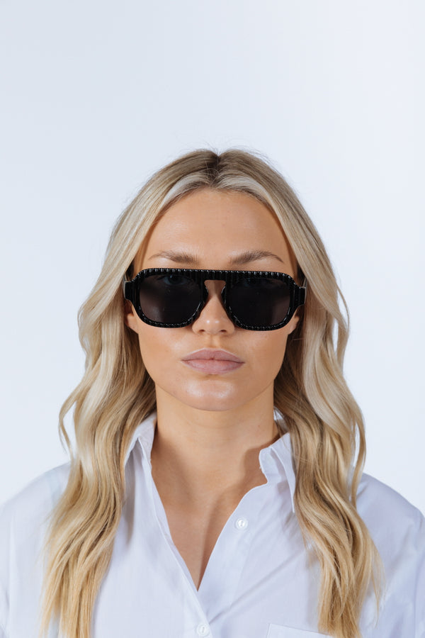Svnx Retro Ribbed Navigator Sunglasses In Black