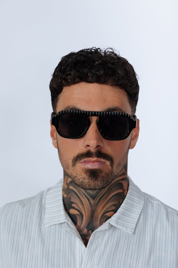 svnx Retro Ribbed Navigator Sunglasses in Black