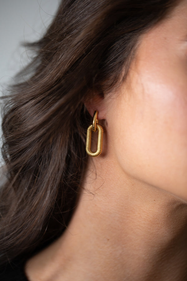 Svnx Ribbed Oval Hoop Earrings In Gold