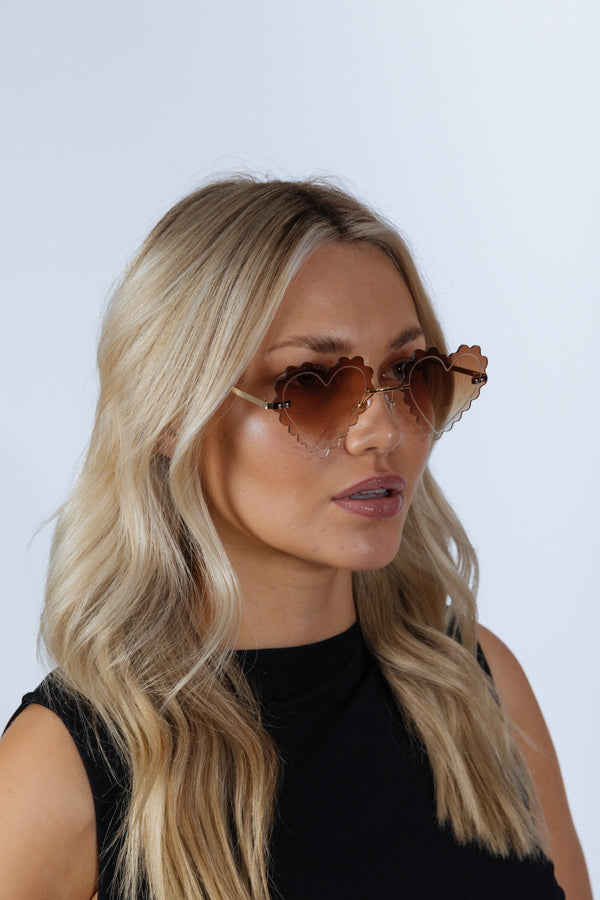 Svnx Scallop Heart Sunglasses In Brown