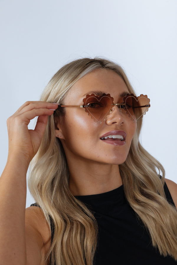 Svnx Scallop Heart Sunglasses In Brown