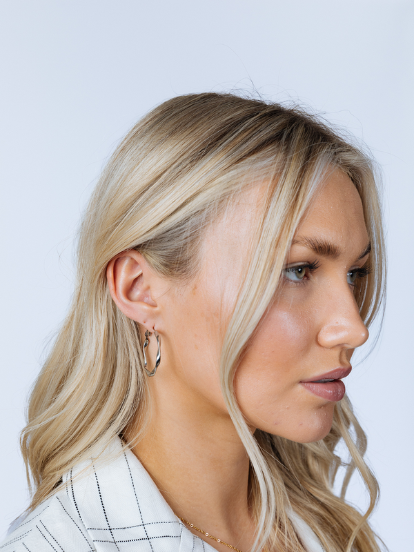 Svnx Twist Hoops In Silver - Pouch Included