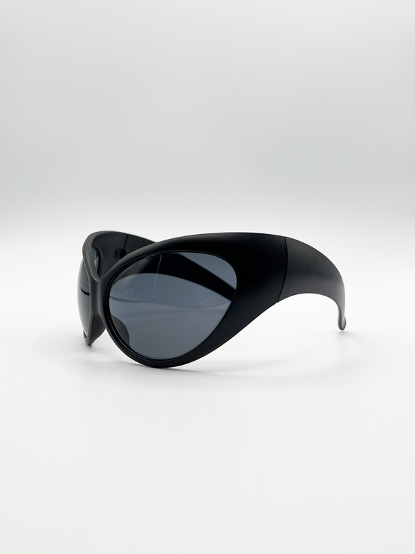 Svnx Ultra Curved Wrap Around Sunglasses In Black
