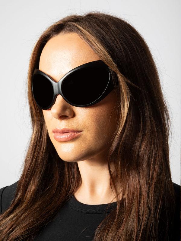 Svnx Ultra Curved Wrap Around Sunglasses In Black