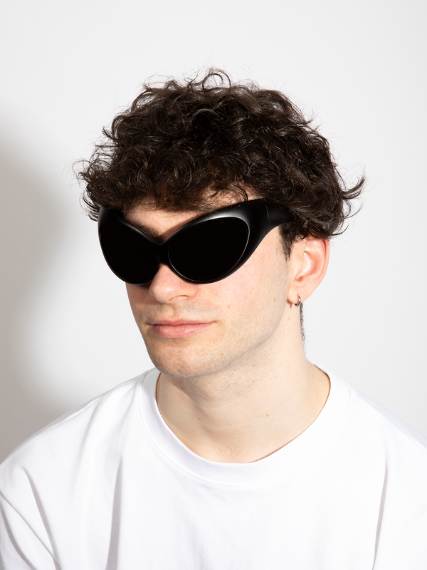 Svnx Ultra Curved Wrap Around Sunglasses In Black