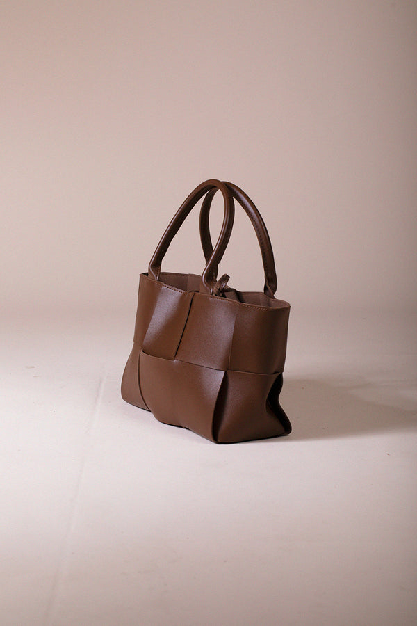 Svnx Wide Woven Tote Bag In Dark Brown